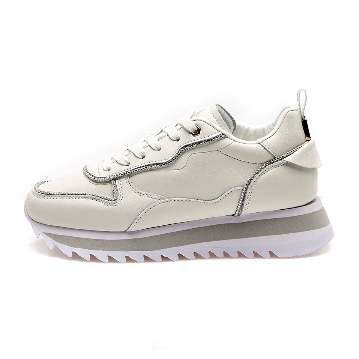 Willow e una sneaker fashion stile running leggera e confortevole in questa versione viene presentata in total white con preziosi profili luccicanti. La soletta interna in pelle e estraibile per una m...