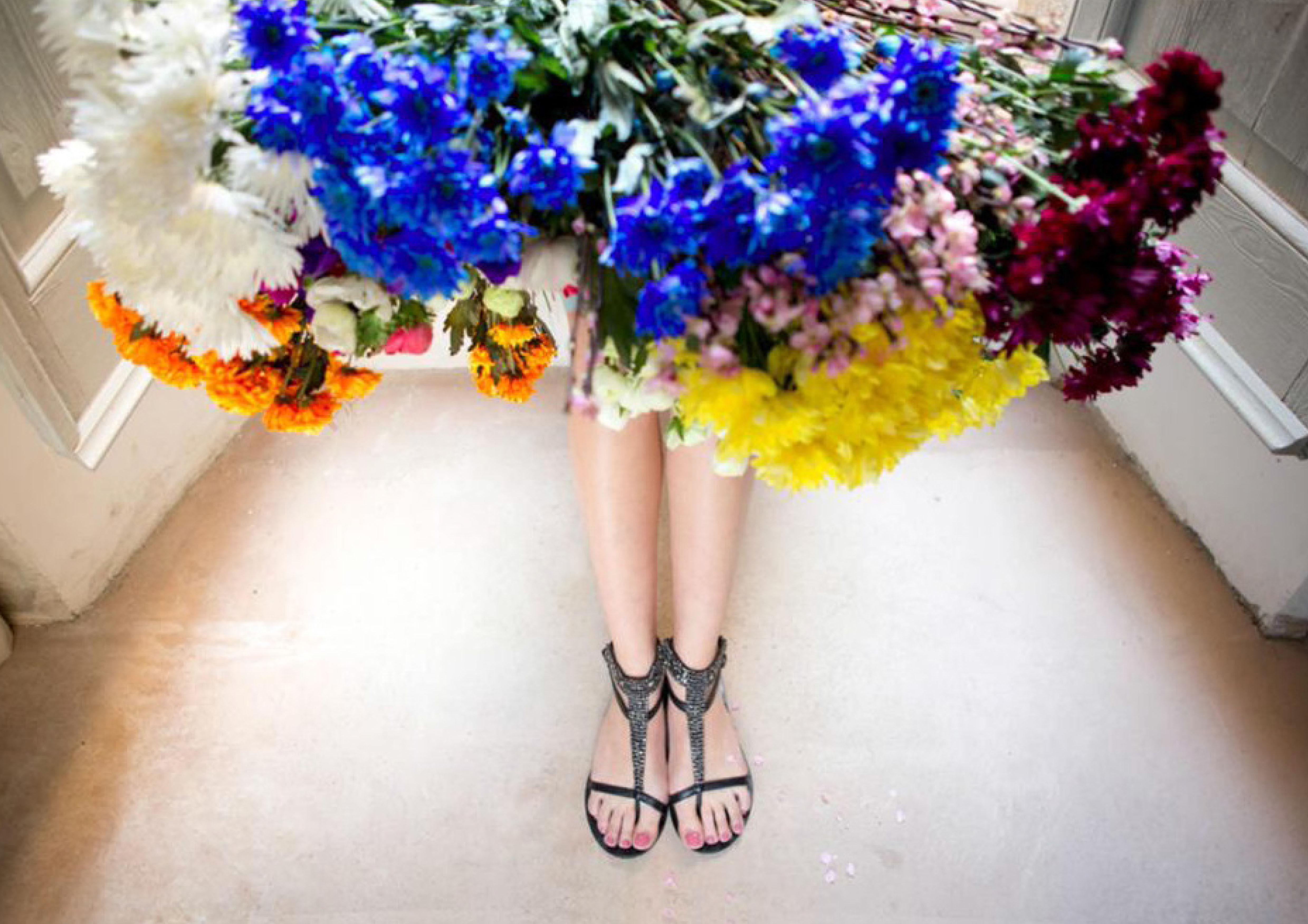 gambe e fiori scarpe